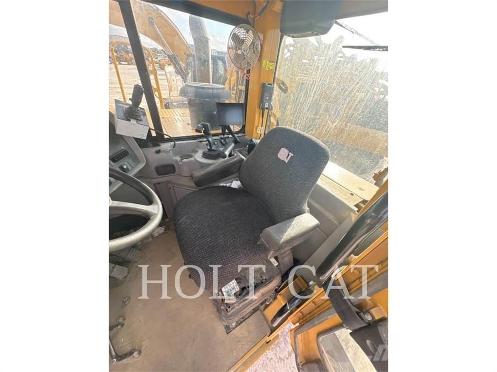 CAT W00 621G Földnyesők (szkréperek)