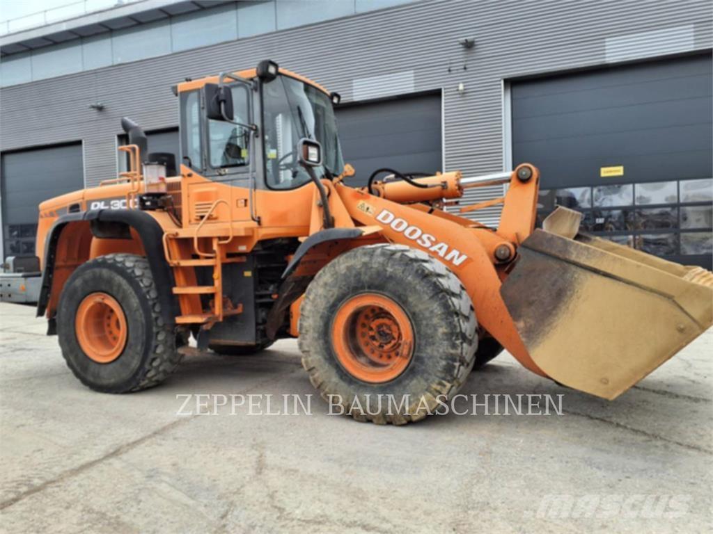 Doosan DL300 Gumikerekes homlokrakodók