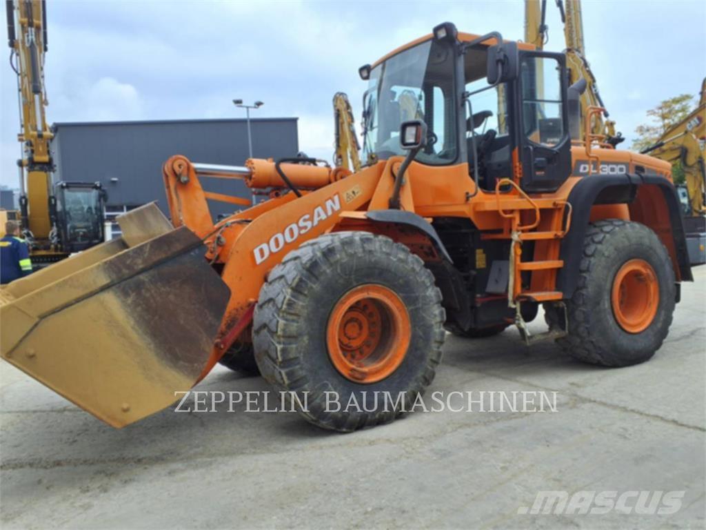Doosan DL300 Gumikerekes homlokrakodók