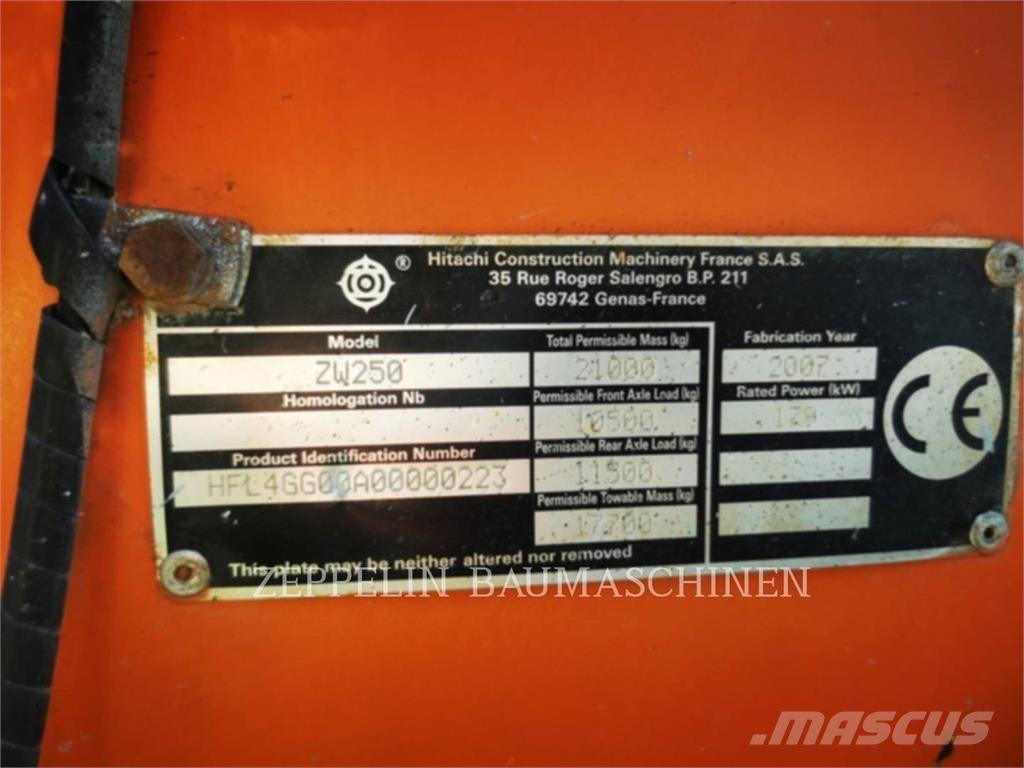 Hitachi ZW250 Gumikerekes homlokrakodók