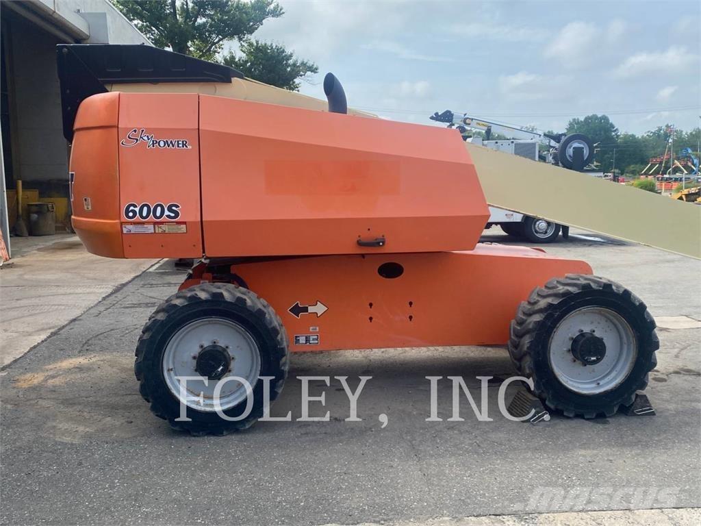 JLG 600S Karos emelők