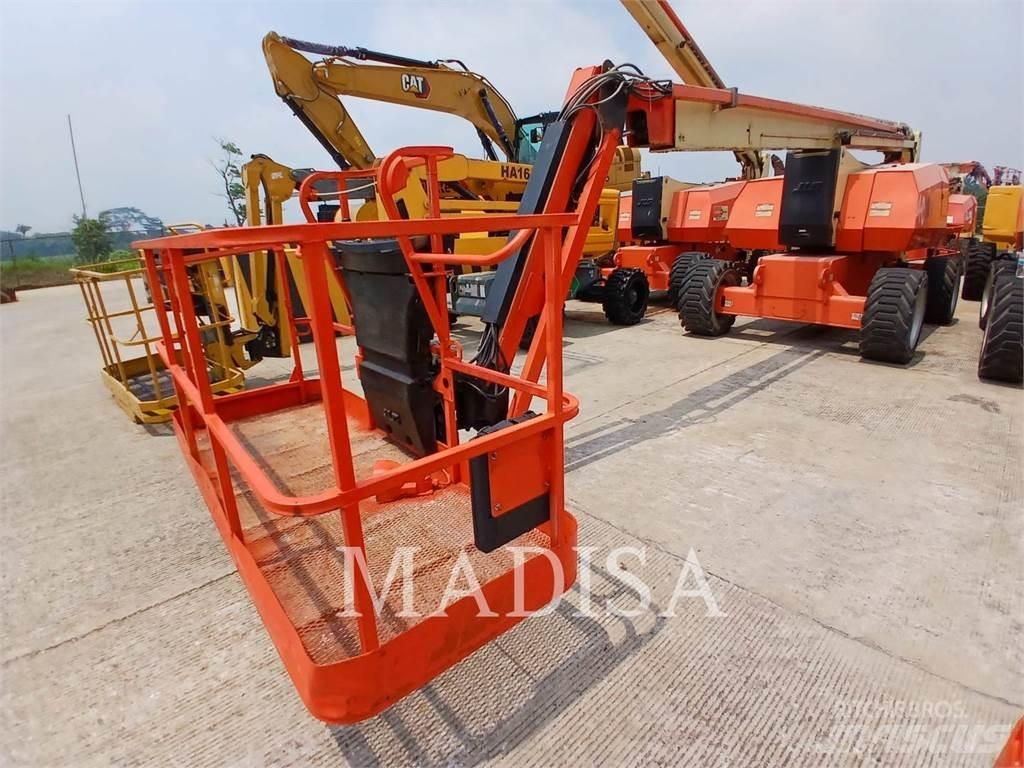 JLG 800AJ Karos emelők