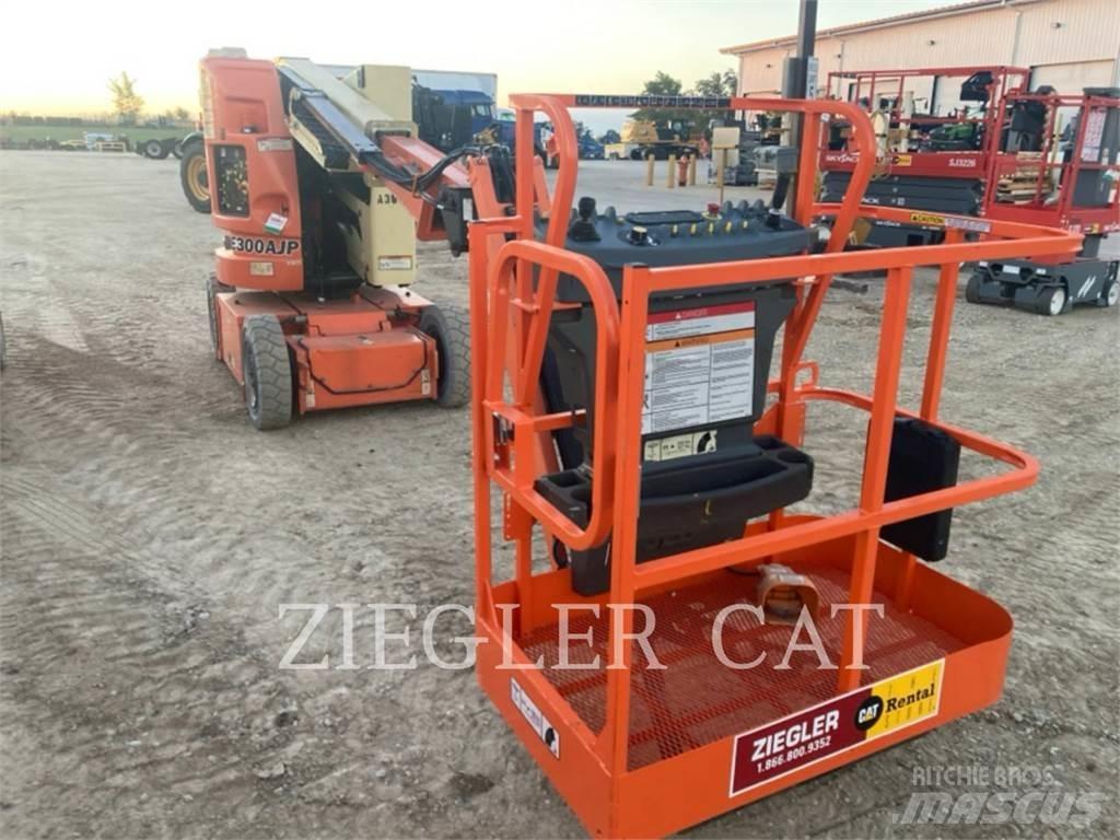 JLG E300AJP Karos emelők