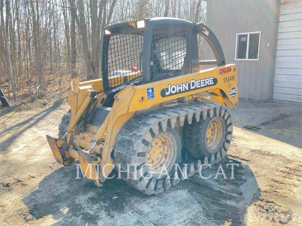 John Deere 240 Kompaktrakodók