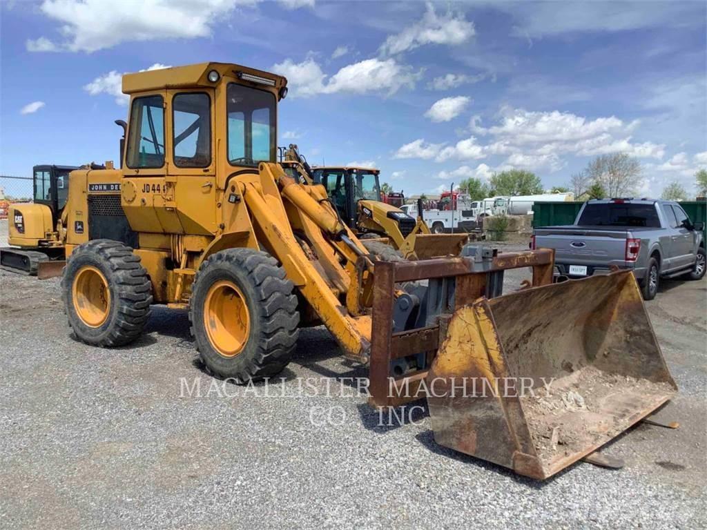 John Deere 444 Gumikerekes homlokrakodók