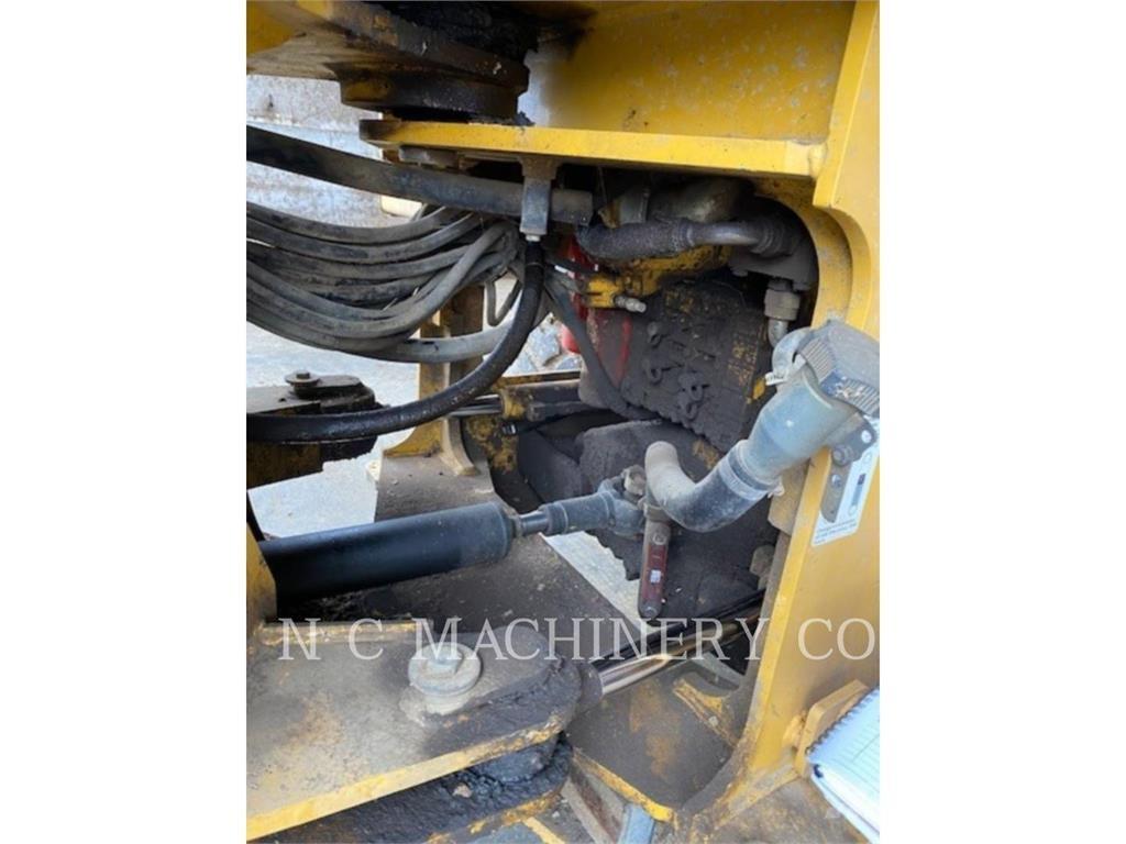 John Deere 544J Gumikerekes homlokrakodók