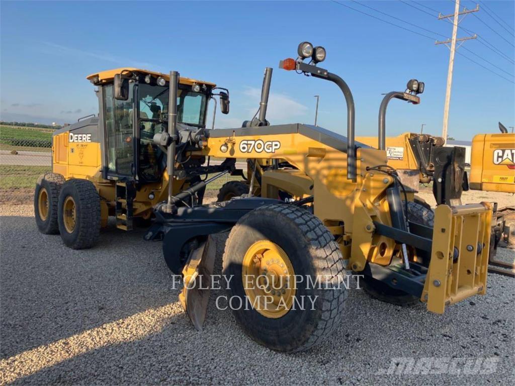 John Deere 670GP Gréderek
