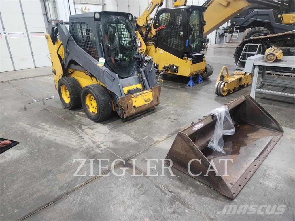 John Deere & CO. 318G Kompaktrakodók