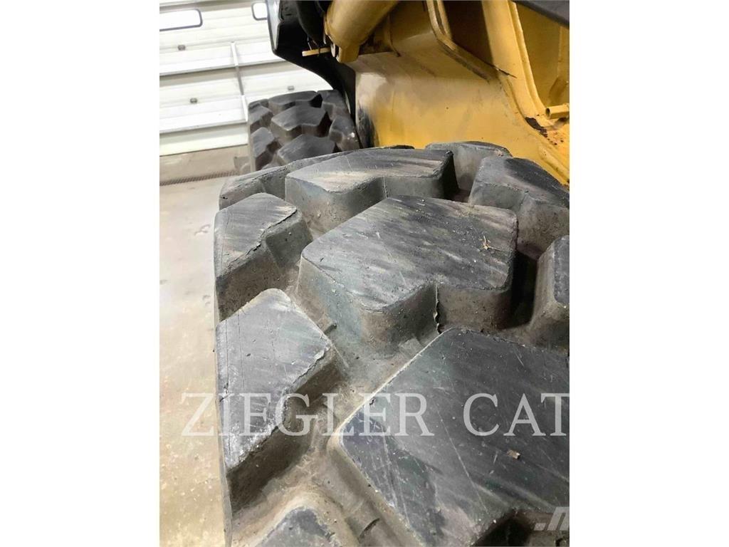 John Deere & CO. 320 D Kompaktrakodók
