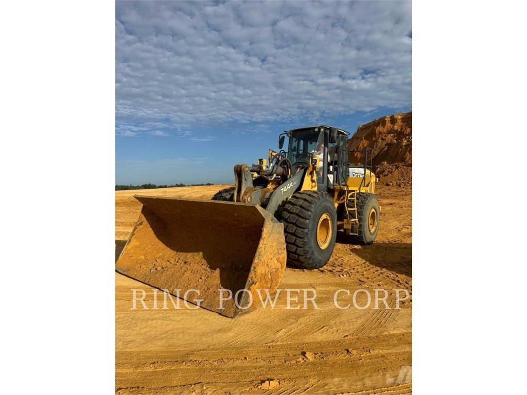 John Deere & CO. 744K Gumikerekes homlokrakodók