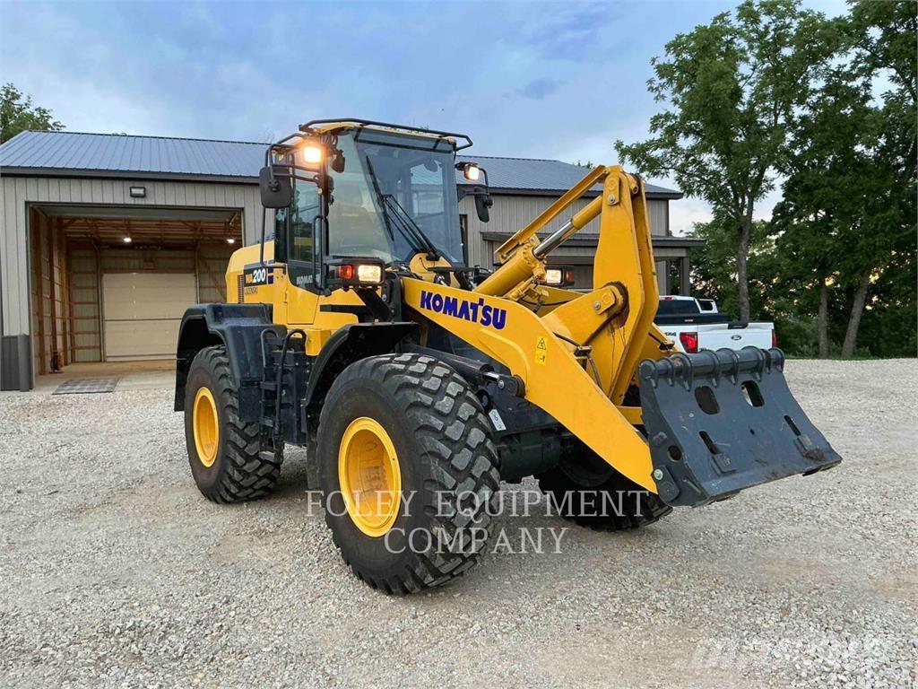 Komatsu WA200-8 Gumikerekes homlokrakodók