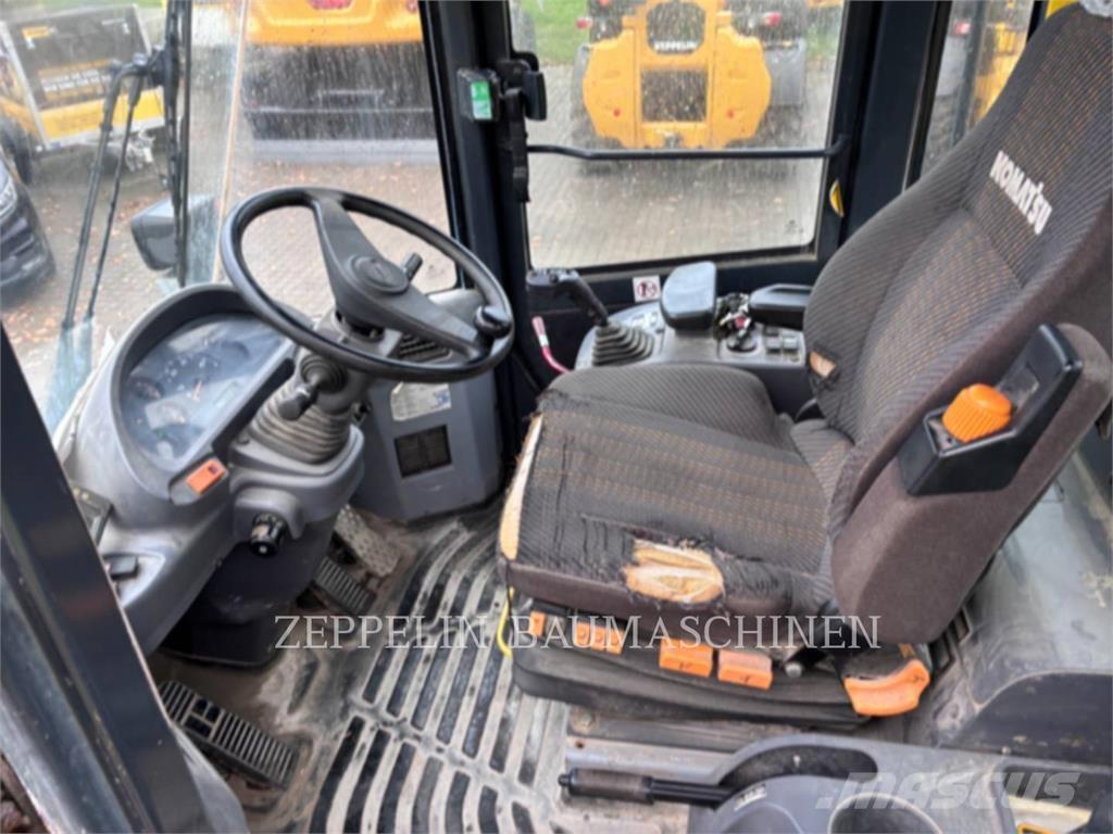 Komatsu WA250 Gumikerekes homlokrakodók