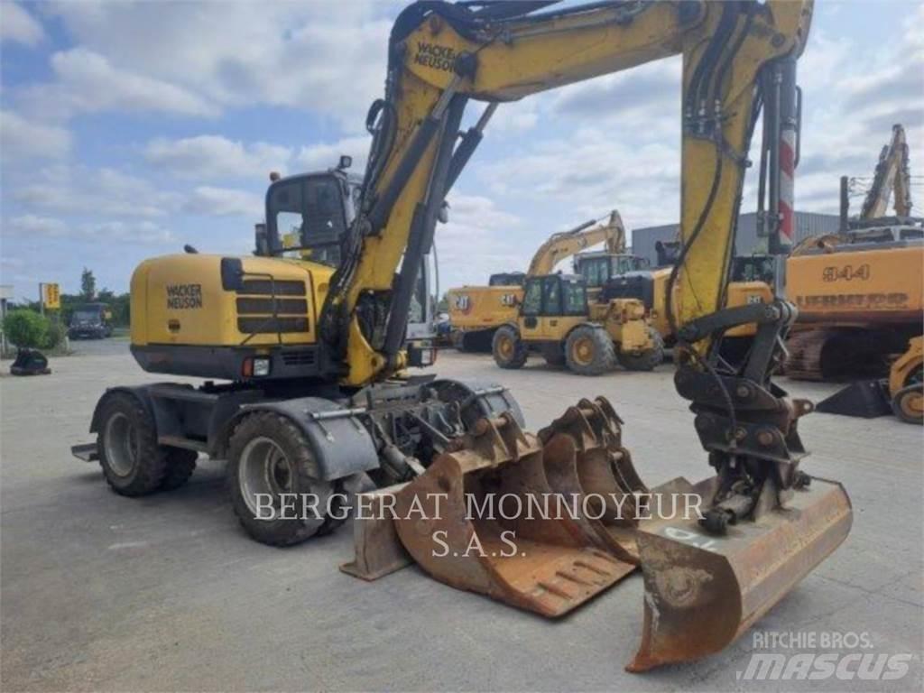Neuson EW100 Gumikerekes kotrók