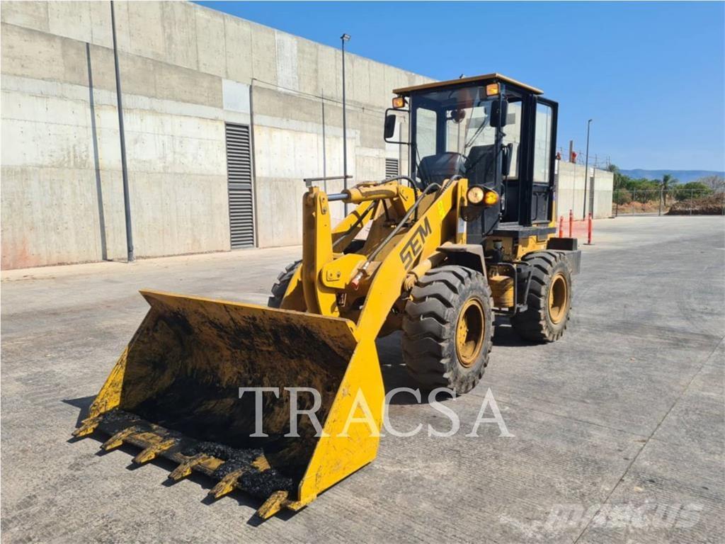 SEM MACHINERY SEM618D Gumikerekes homlokrakodók