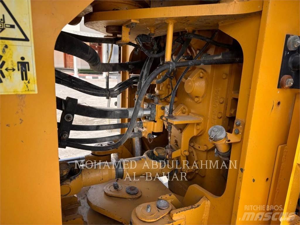 SEM MACHINERY SEM660D Gumikerekes homlokrakodók