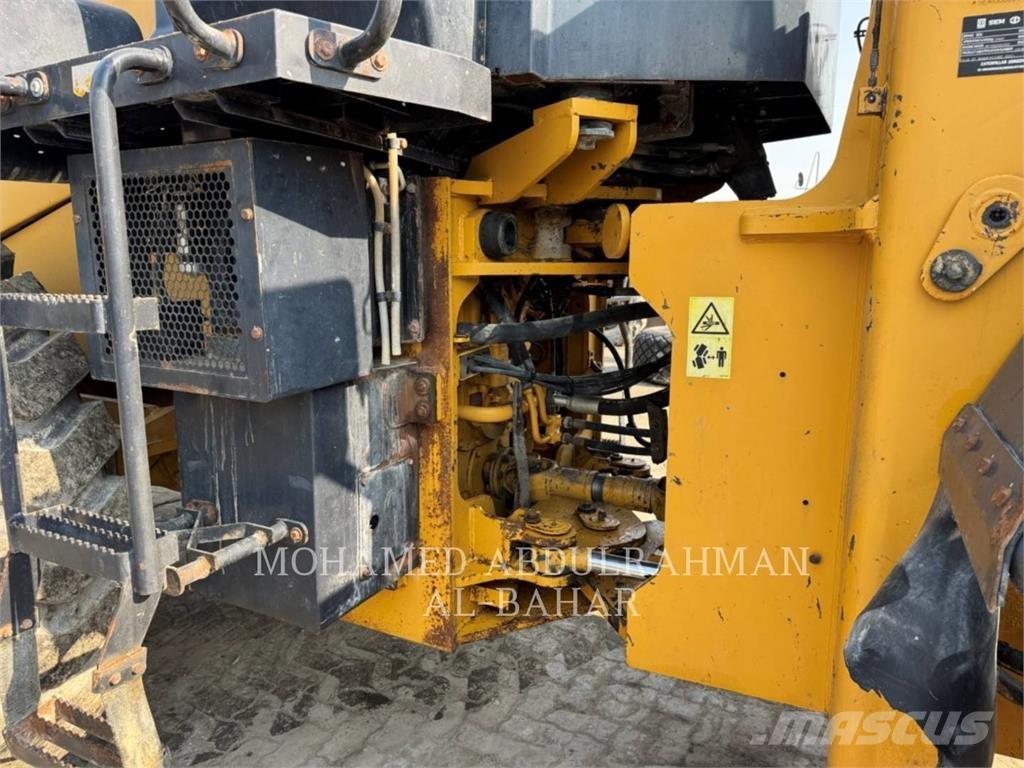 SEM MACHINERY SEM660D Gumikerekes homlokrakodók