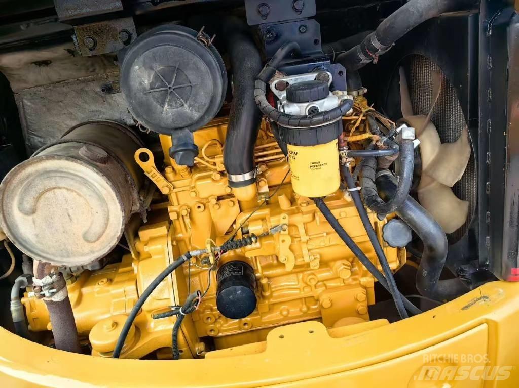 CAT 304 Mini kotrók < 7t