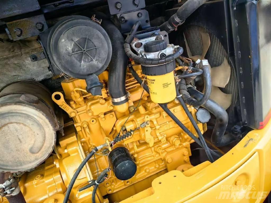 CAT 304 Mini kotrók < 7t