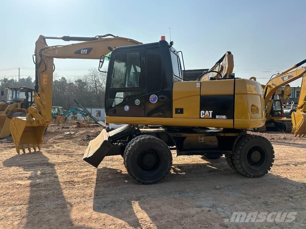 CAT M 320D Gumikerekes kotrók
