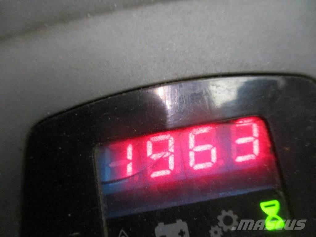 Toyota LPE 200 Vezetőállásos alacsony emelőkocsi