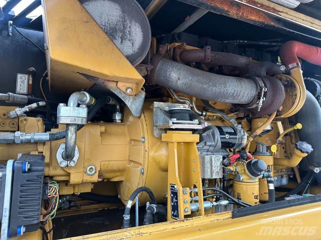CAT M316D Gumikerekes kotrók