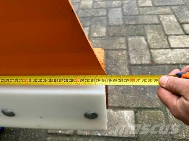  Sneeuwschuif lfn 30 Hóeltakarítók