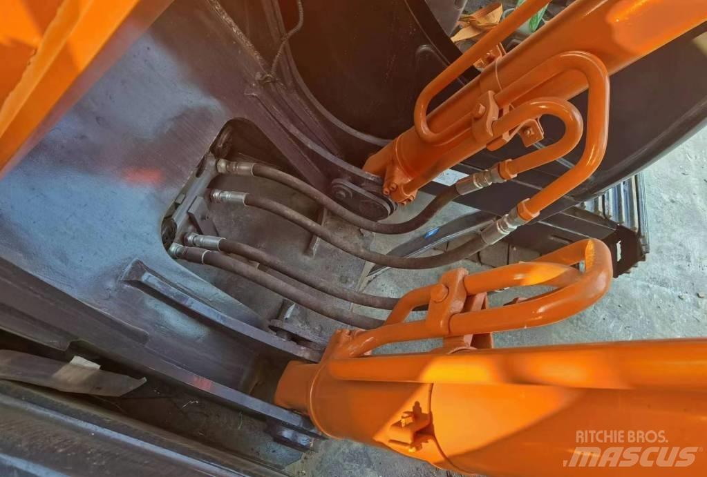 Hitachi ZX 200 Lánctalpas kotrók