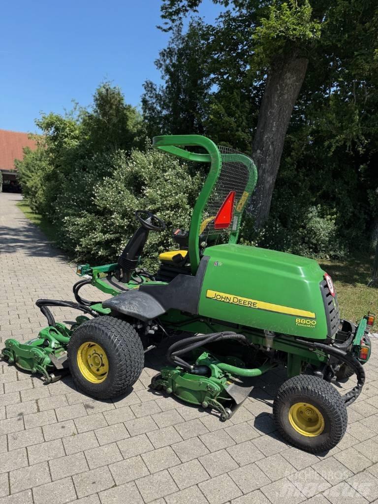 John Deere 8800 Ráülős fűnyírók