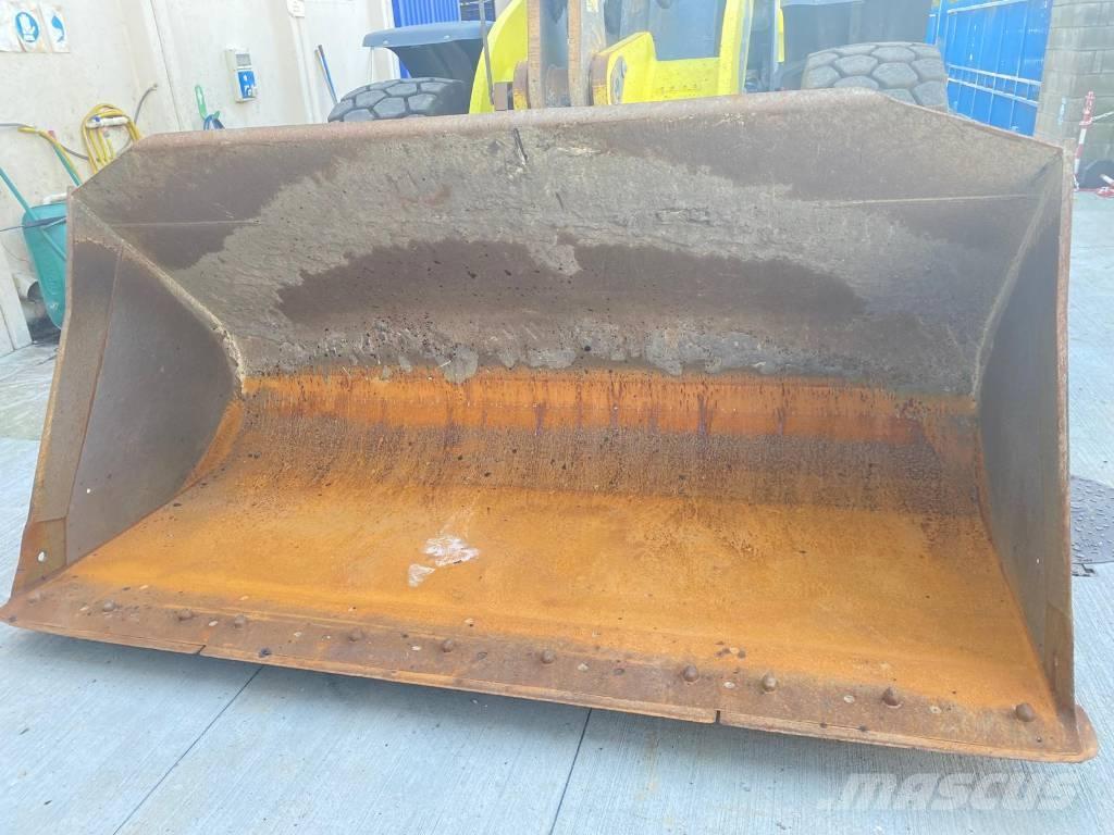 CASE 821G Gumikerekes homlokrakodók