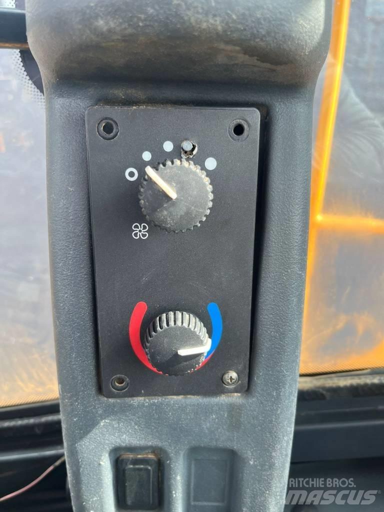 John Deere 824 K Gumikerekes homlokrakodók
