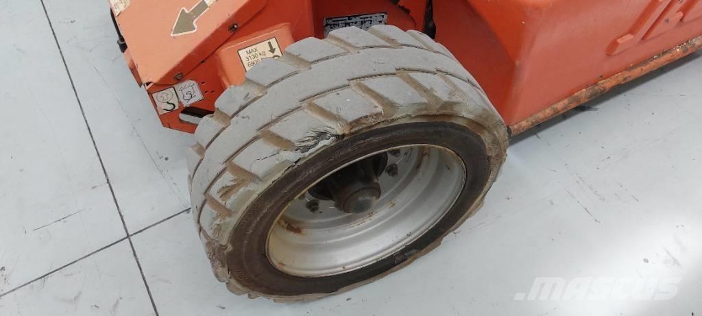 JLG E 450 AJ Karos emelők