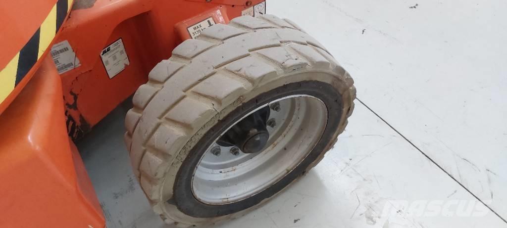 JLG E 450 AJ Karos emelők