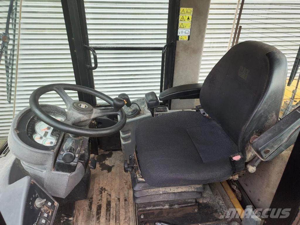 CAT 930G Gumikerekes homlokrakodók