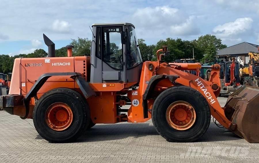 Hitachi LX 210 E Gumikerekes homlokrakodók