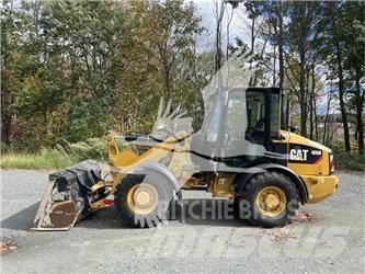CAT 906M Gumikerekes homlokrakodók