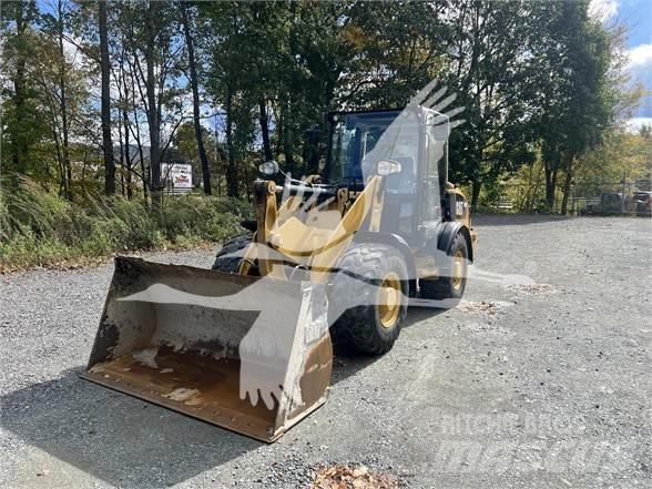 CAT 906M Gumikerekes homlokrakodók