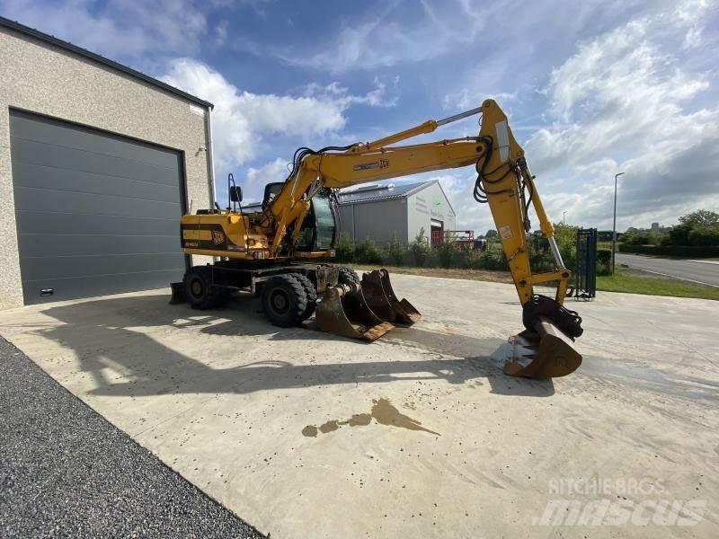 JCB JS145W Gumikerekes kotrók