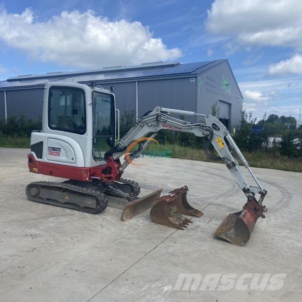 Takeuchi TB225 Gumikerekes kotrók