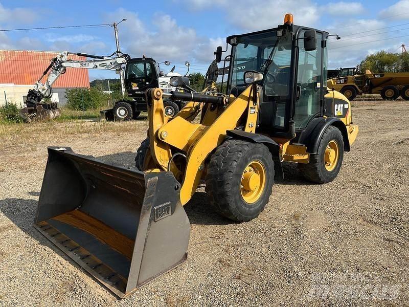 CAT 906H Gumikerekes homlokrakodók