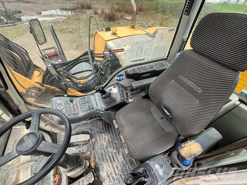 Liebherr A309 Gumikerekes kotrók