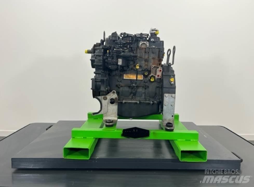 CASE 221E Motorok