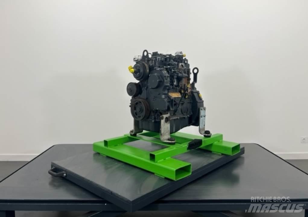 CASE 221E Motorok