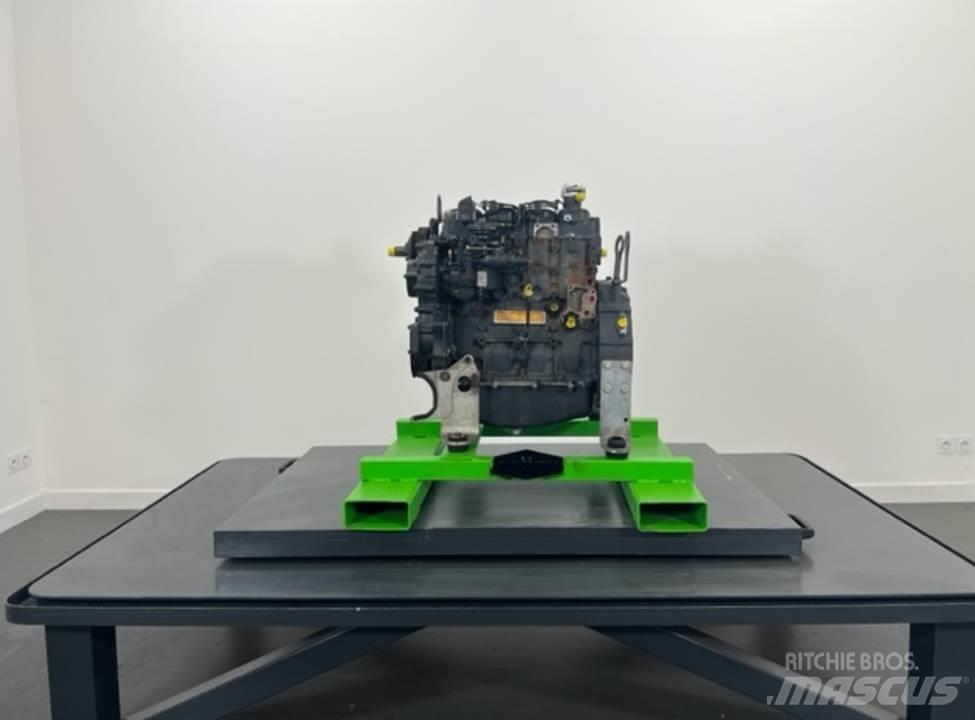 CASE 221E Motorok