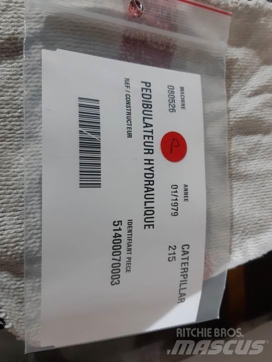 CAT 215 Vezetőfülke és belső tartozékok