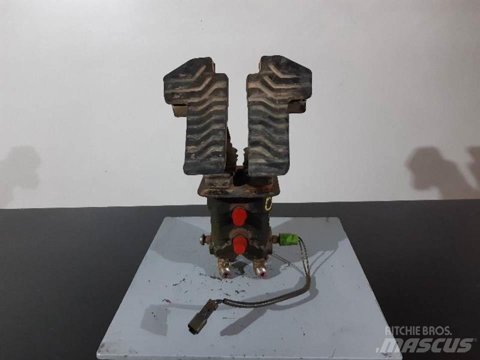 CAT 330C Vezetőfülke és belső tartozékok