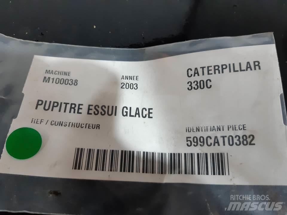 CAT 330C Vezetőfülke és belső tartozékok