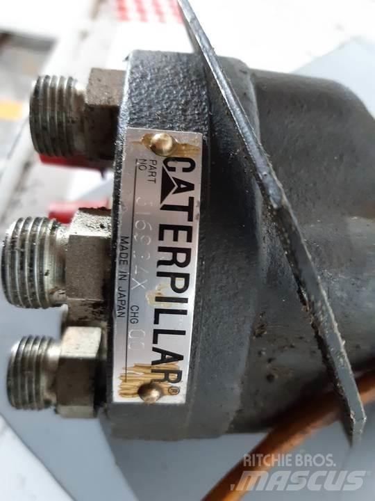 CAT 330L Vezetőfülke és belső tartozékok
