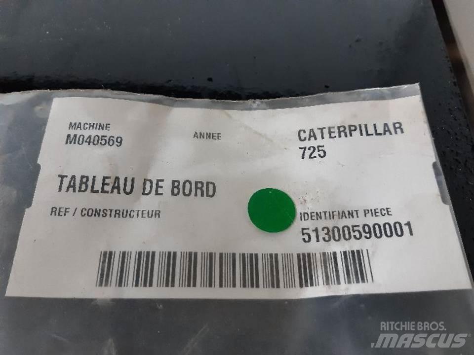 CAT 725 Vezetőfülke és belső tartozékok