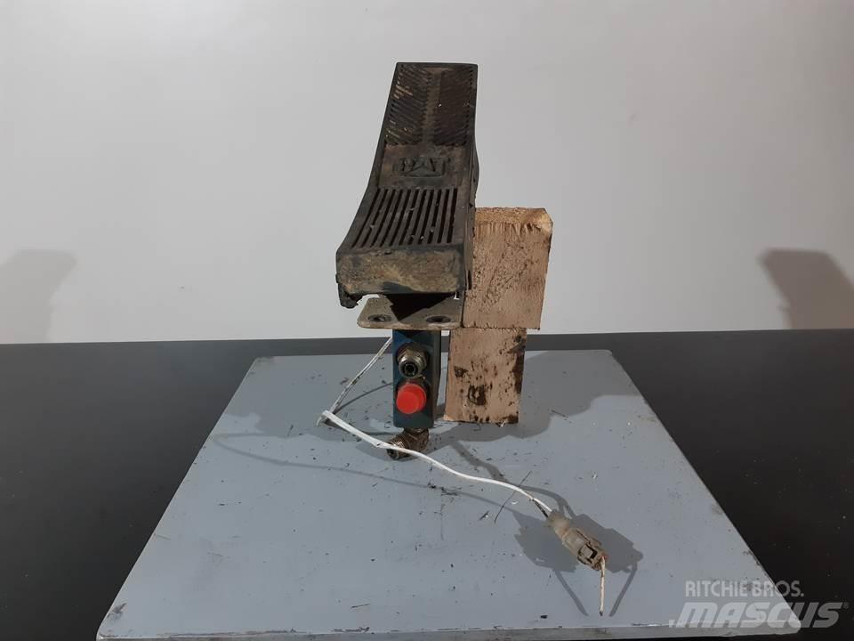 CAT M312 Vezetőfülke és belső tartozékok