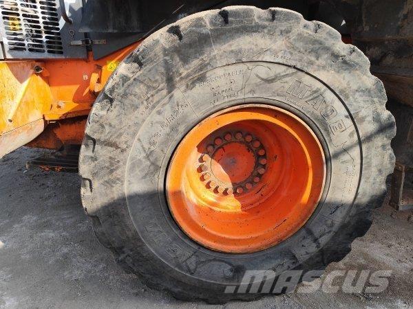 Hitachi ZW 220 Gumikerekes homlokrakodók